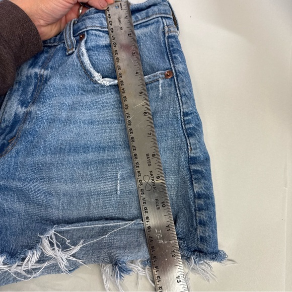 Abercrombie & Fitch Curve Love '90s Relaxed Cutoff High Rise Jean Shorts Sz 28 6 - Picture 6 of 6